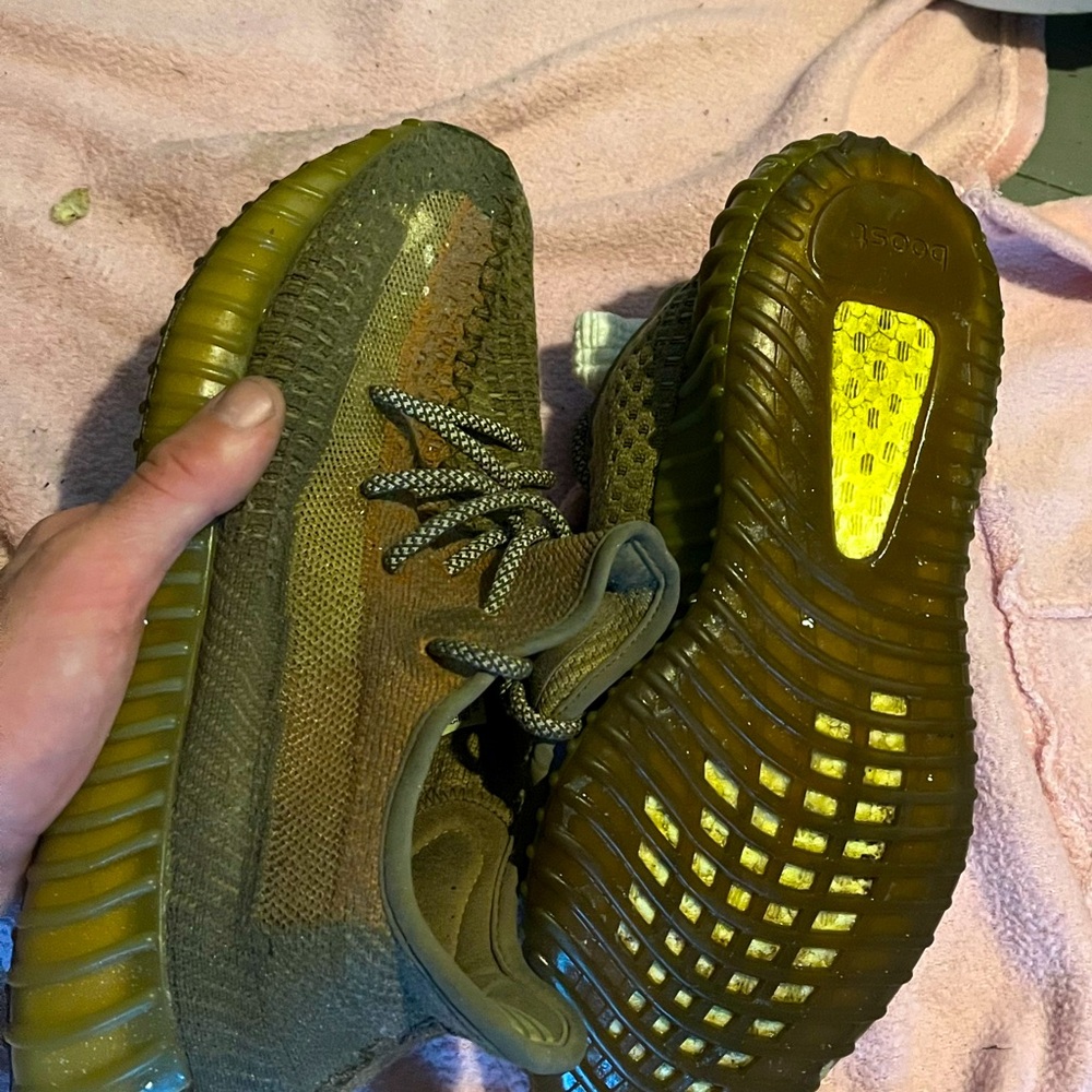 I’m selling 2 pairs of Yeezys 4 pairs of vans and a pair of blazers 350 for them